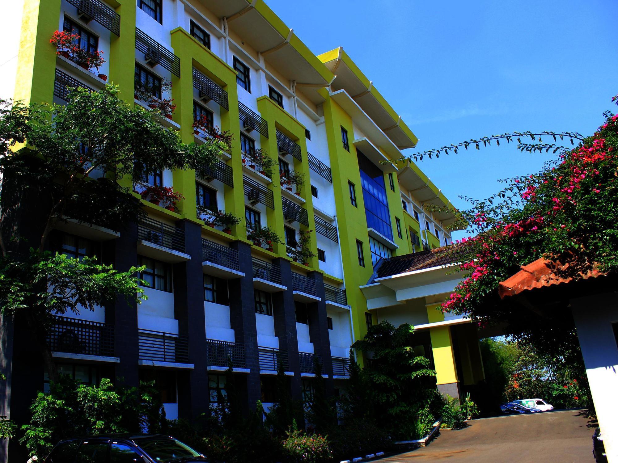 Capital O 1010 Isola Resort Bandung Exteriér fotografie